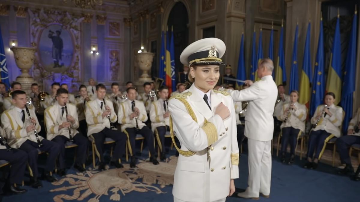 emilia-dorobantu--un-cadou-intregii-romanii--cu-o-melodie-care-impresioneaza-pana-la-lacrimi-si-atunci-cand-esti-departe-sa-spui-cu-demnitate-roman-voi-fi-mereu