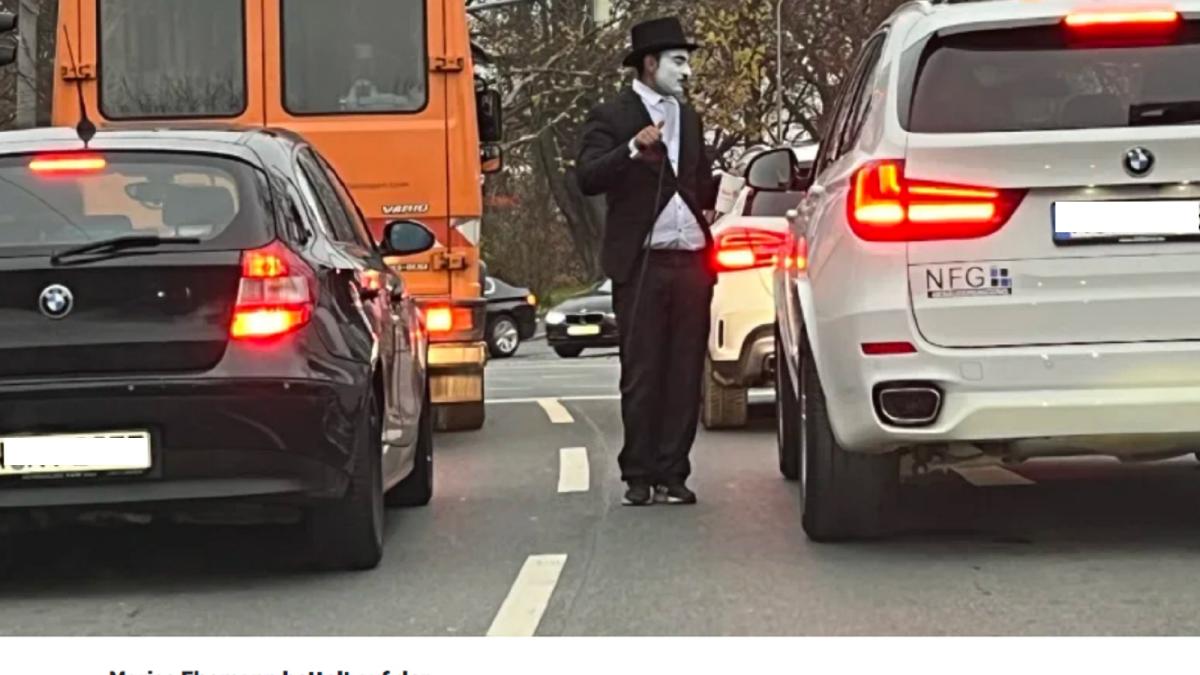 nu-avem-loc-de-munca-in-romania-un-cuplu-de-romani-cerseste-in-germania--deghizat-in-charlie-chaplin-vrem-sa-strangem-bani-pentru-cadourile-copiilor-de-craciun