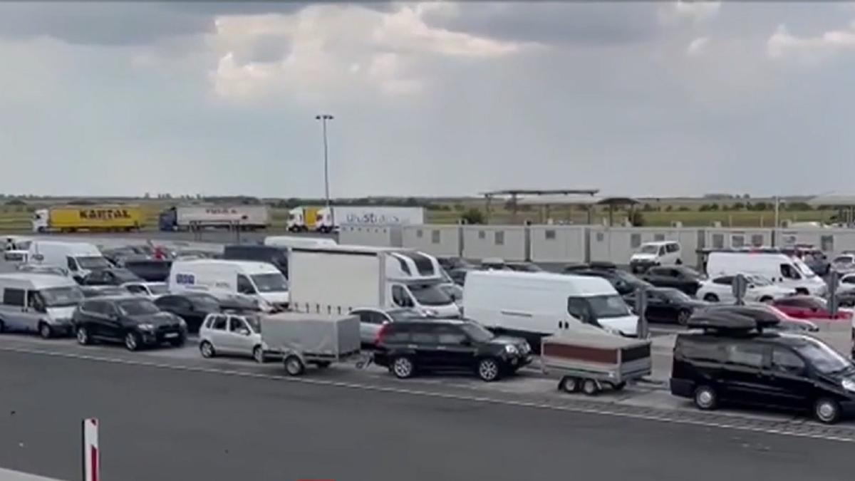 kilometri-de-carnati--mii-de-borcane-cu-muraturi-si-sute-de-kilograme-de-cozonaci-iau-calea-diasporei-sa-simta-si-ei-de-unde-au-plecat--sa-nu-uite