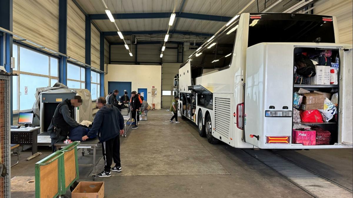 autocar-controlat-timp-de-10-ore-de-politisti-in-austria