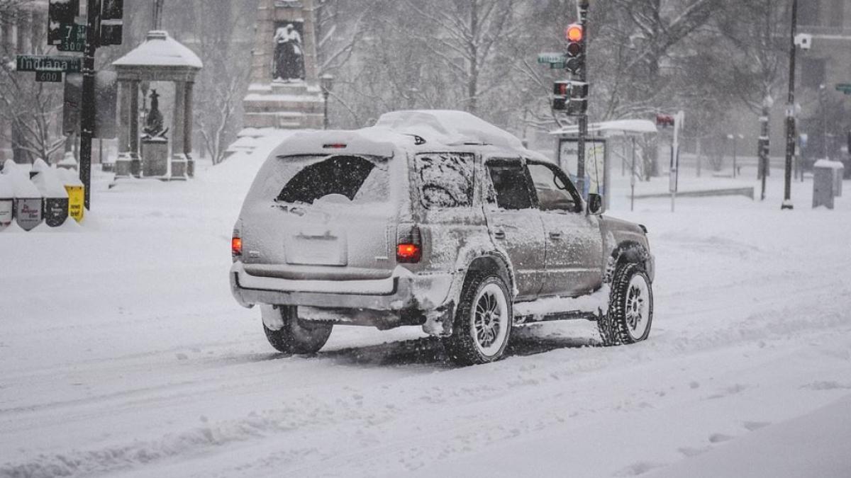 fenomen-rar--furtuna-de-zapada--insotita-de-fulgere-si-tunete--in-statul-new-york