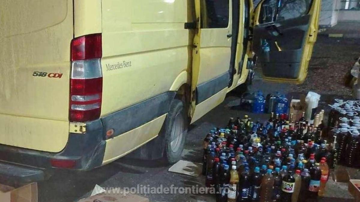 doua-microbuze--verificate-la-intrarea-in-tara--politistii--socati-de-ceea-ce-au-gasit-printre-bagaje--soferii-amendati-pe-loc