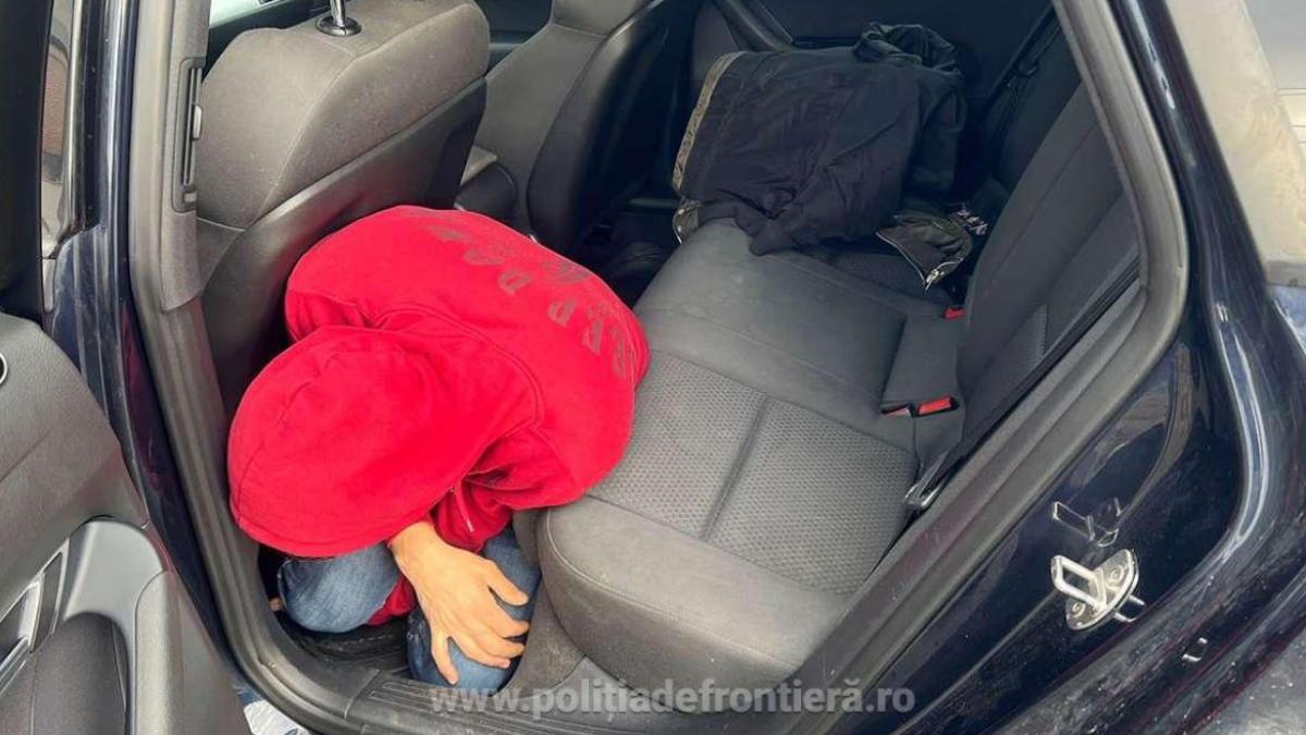 un-roman-aprc-c2prc-a0incercat-sa-iasa-din-tara--ascuns-intr-un-autoturism