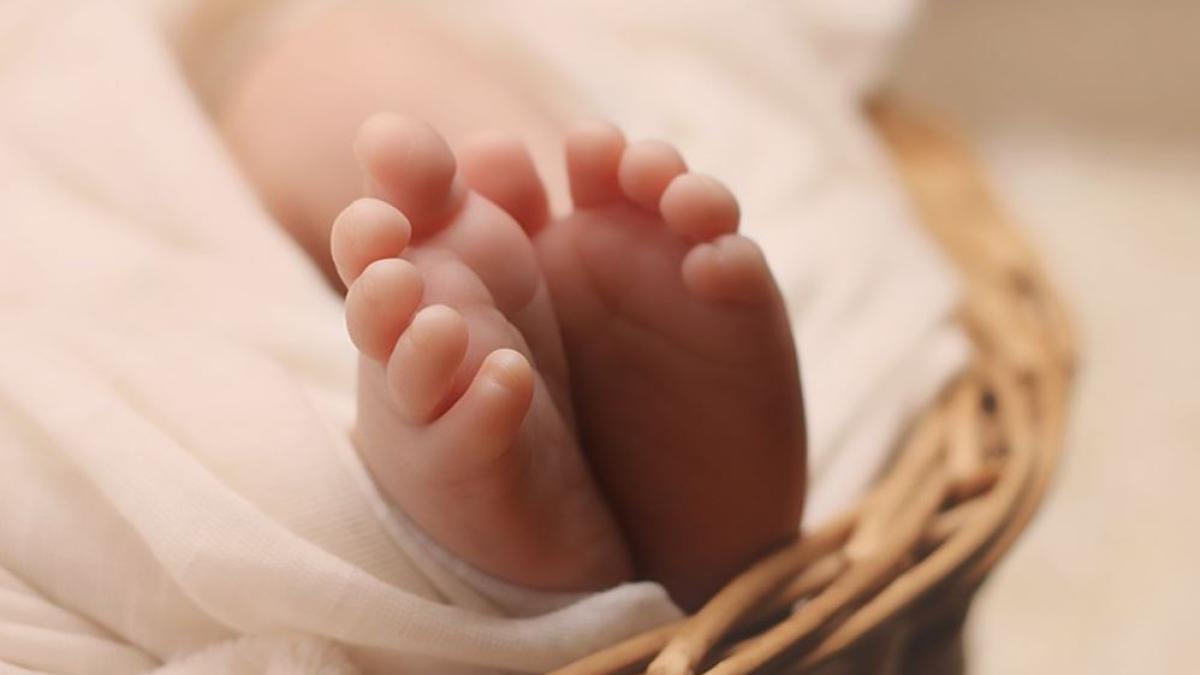 bebelus--nascut-in-avion--tanara-nu-stia-ca-este-insarcinata