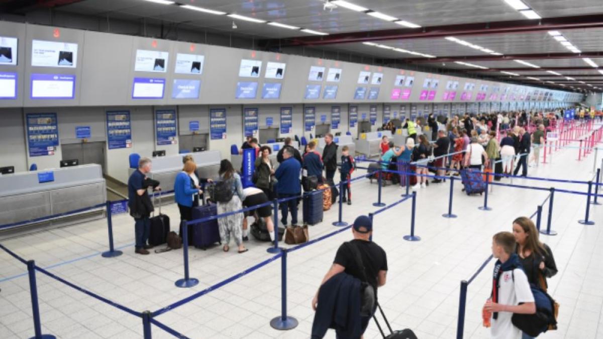 bataie-pe-aeroport--un-roman-si-a-lovit-sotia-in-fata-copiilor-si-a-politistului-de-frontiera