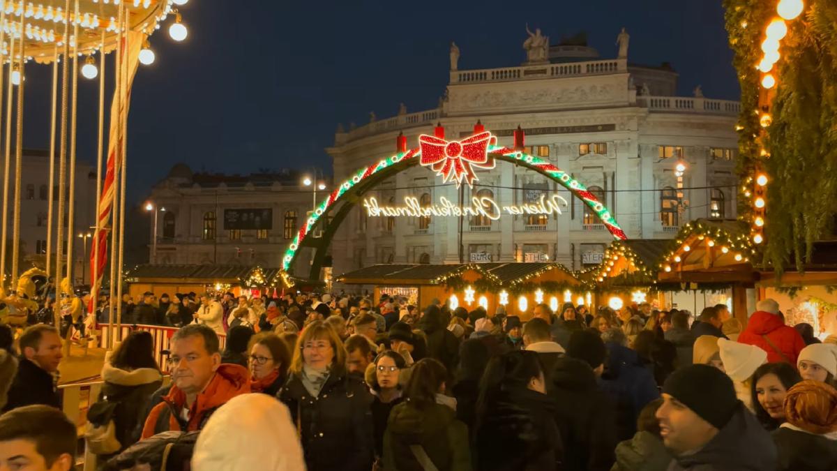 vienezii-ne-asteapta-cu-bratele-deschise-in-targul-de-craciun--chiar-daca-austria-nu-ne-vrea-in-schengen--viena--luata-cu-asalt-de-turistii-romani
