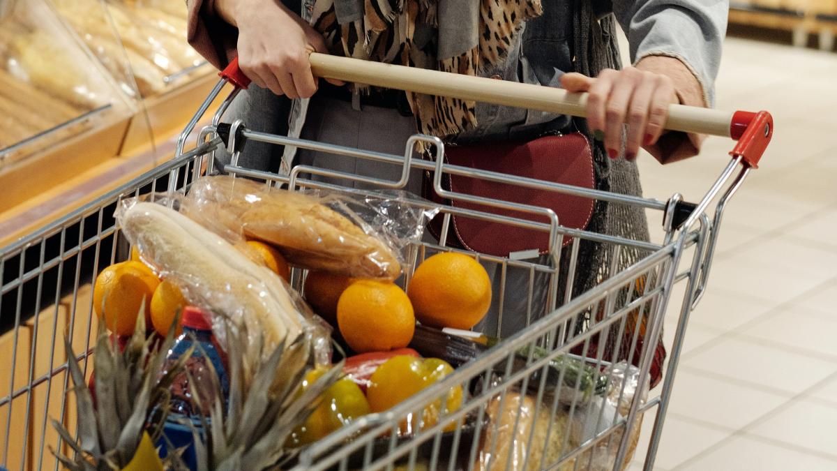 cos-alimente-cumparaturi-carucior-supermarket-alimentara