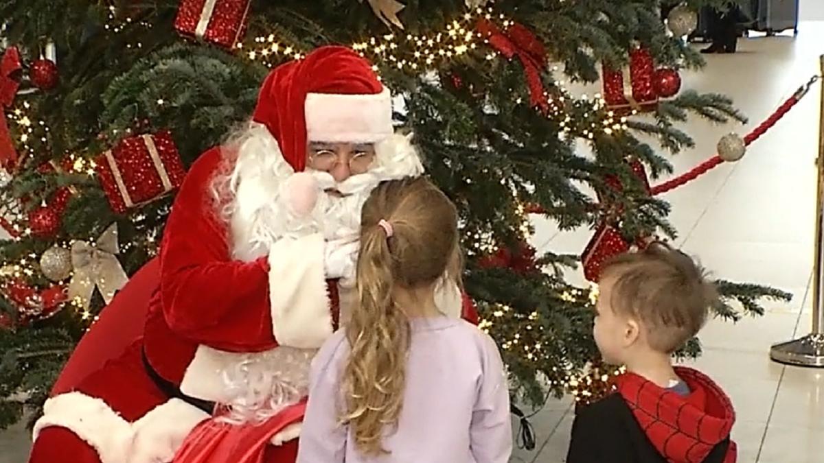 mos-craciun--surprins-pe-aeroportul-otopeni-e-foarte-dragut--foarte-dragut-pentru-copii