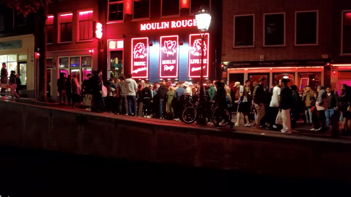 stai-departe-olandezii-s-au-saturat-de-turistii-care-se-ingramadesc-in-cartierul-rosu--campania-prin-care-vor-sa-scape-de-ei-1