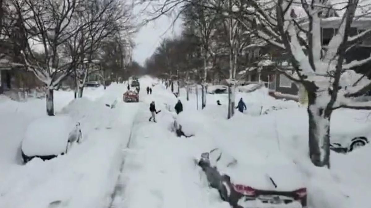 nu-este-craciunul-pe-care-ni-l-doream-oameni-inghetati--zboruri-anulate--soferi-blocati-sub-troiene-uriase--prc-e2prc-80prc-9ee-devastatorprc-e2prc-80prc-9d-dupa-furtuna-de-iarna-din-sua