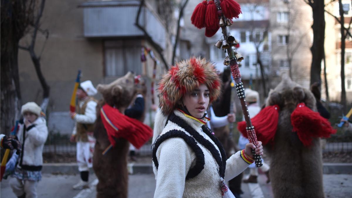 traditii-obiceiuri-anul-nou-ursul-colindatori-mersul-cu-ursul