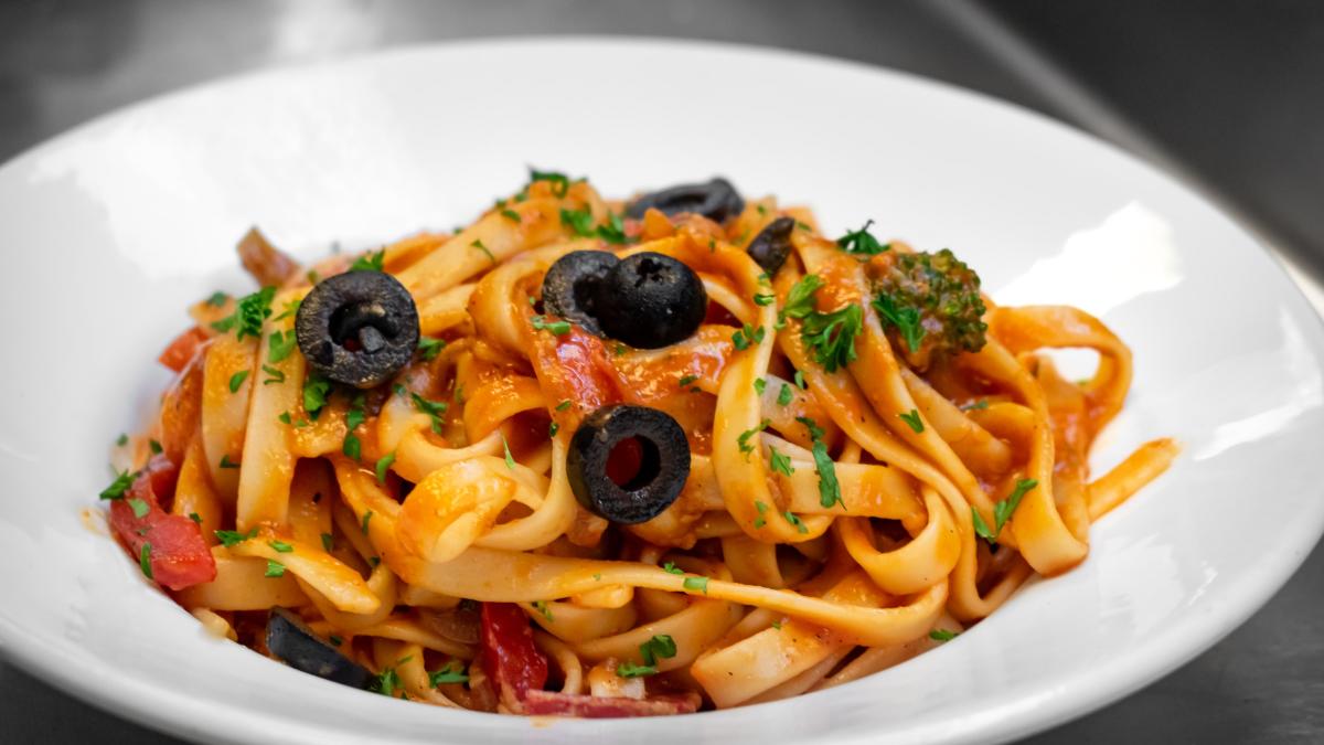 pasta-alla-puttanesca--o-reteta-napoletana-de-vis