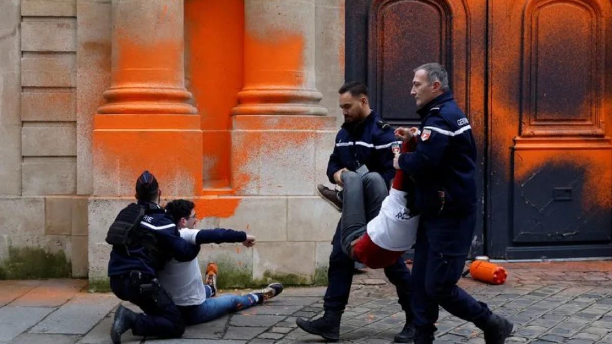 protest-elizabeth-borne