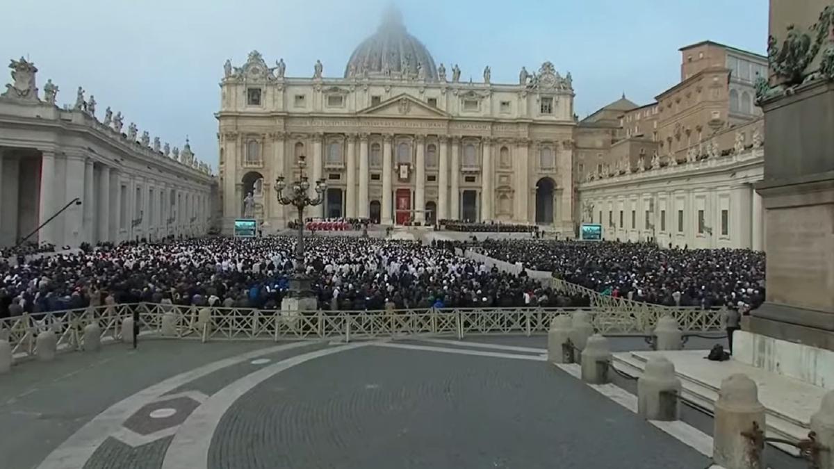 zeci-de-mii-de-oameni-participa-la-funeraliile-fostului-papa-benedict-al-xvi-lea--papa-francisc-oficiaza-ceremonia--marcand-astfel-un-moment-istoric---video