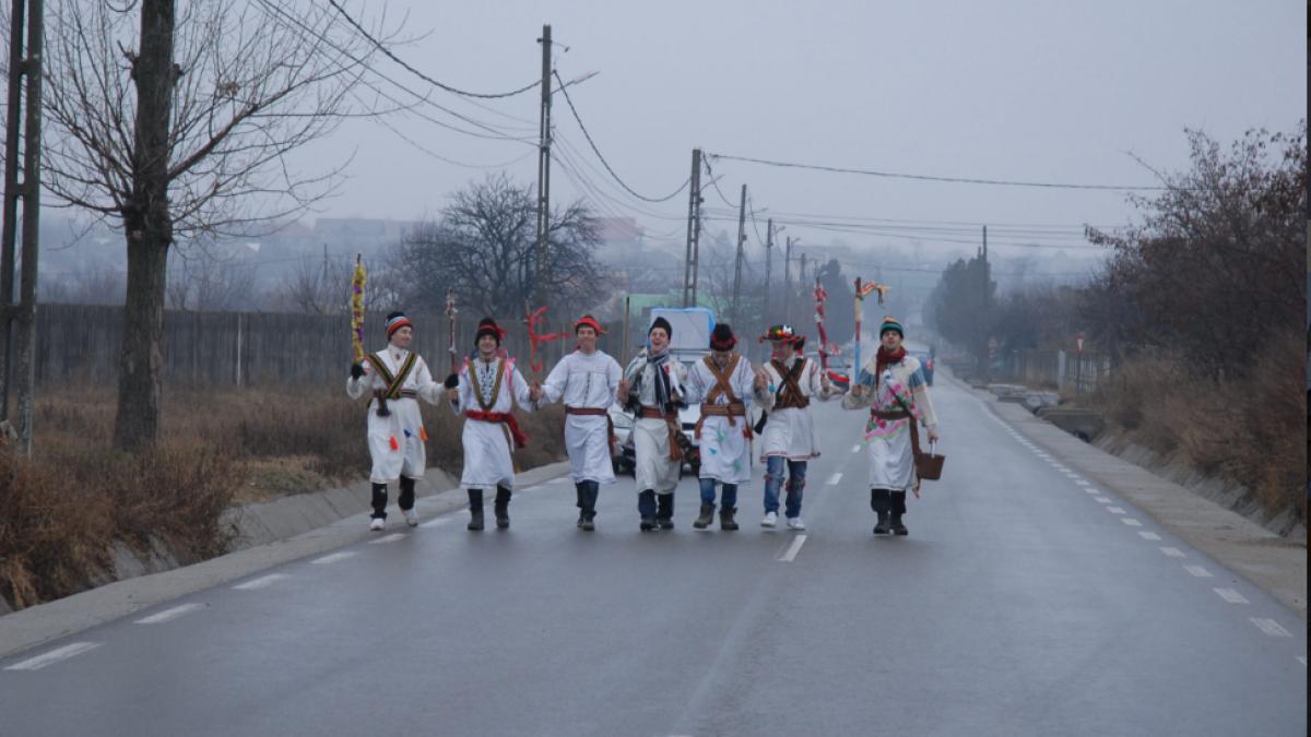 traditii-si-obiceiuri-de-boboteaza-mersul-cu-iordanitul