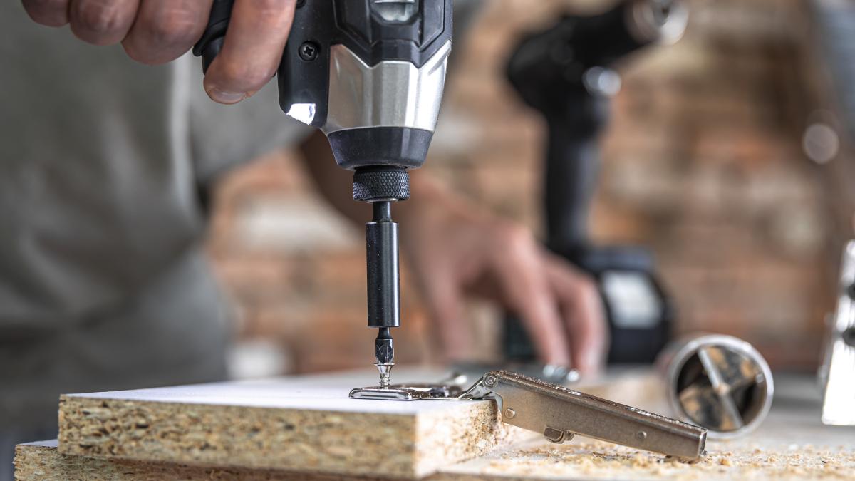 romani--inselati-cu-milioane-de-lei-de-catre-un-producator-de-mobila