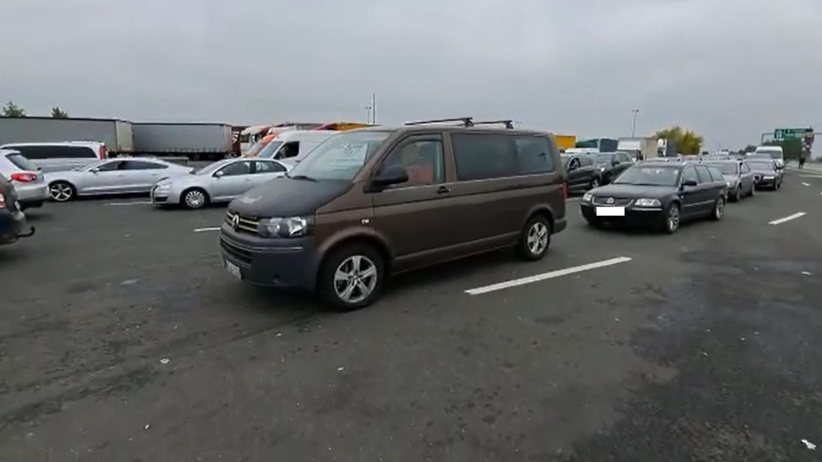 cozi-interminabile-la-nadlac--romanii-care-muncesc-in-strainatate-se-intorc-la-munca--se-asteapta-ore-intregi-granita-spre-ungaria-este-sufocata-1