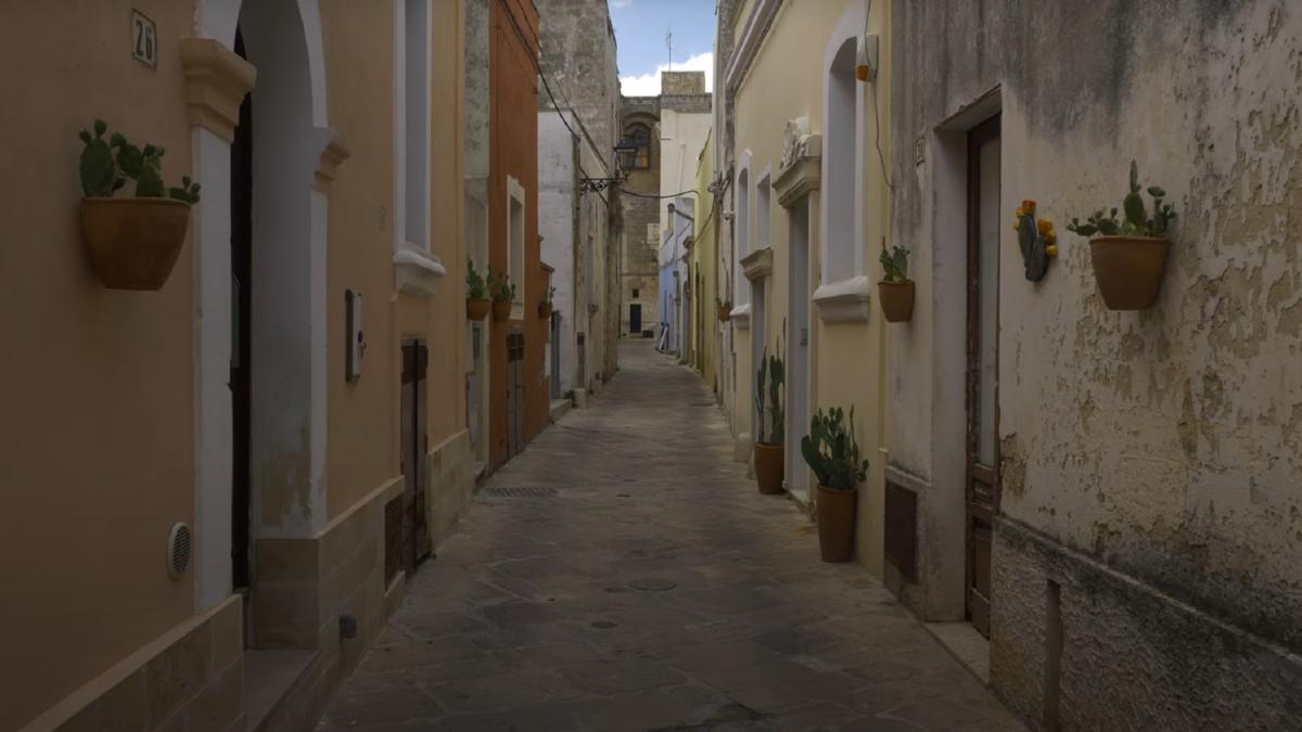 unul-dintre-cele-mai-frumoase-locuri-din-italia-ofera-30-000-celor-care-aleg-sa-se-mute-acolo-orasul-uleiului-are-multe-atractii---video