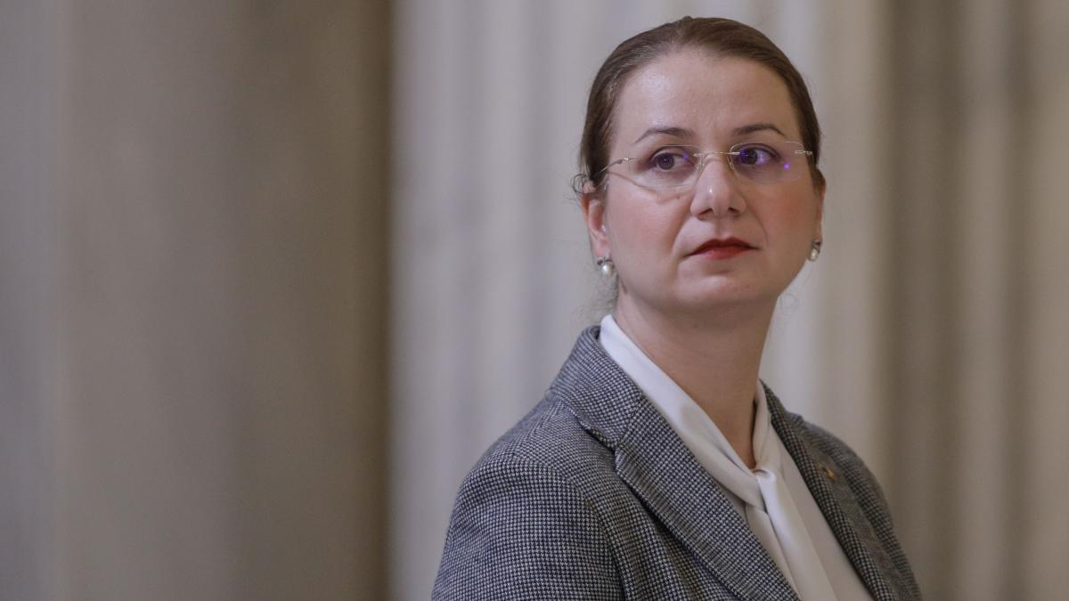 ligia-deca-ministrul-educatiei-foto