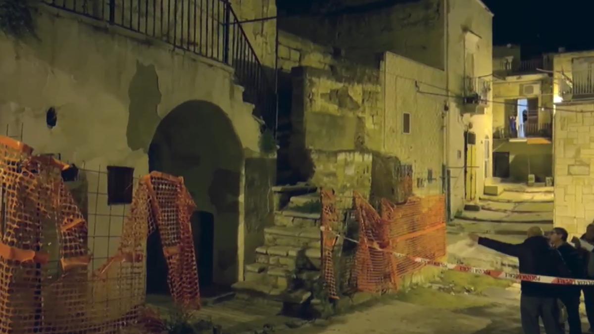 italia--badanta-romanca-si-pensionarul-asistat--scosi-de-sub-daramaturi-acoperisul-casei-s-a-prabusit---foto-1