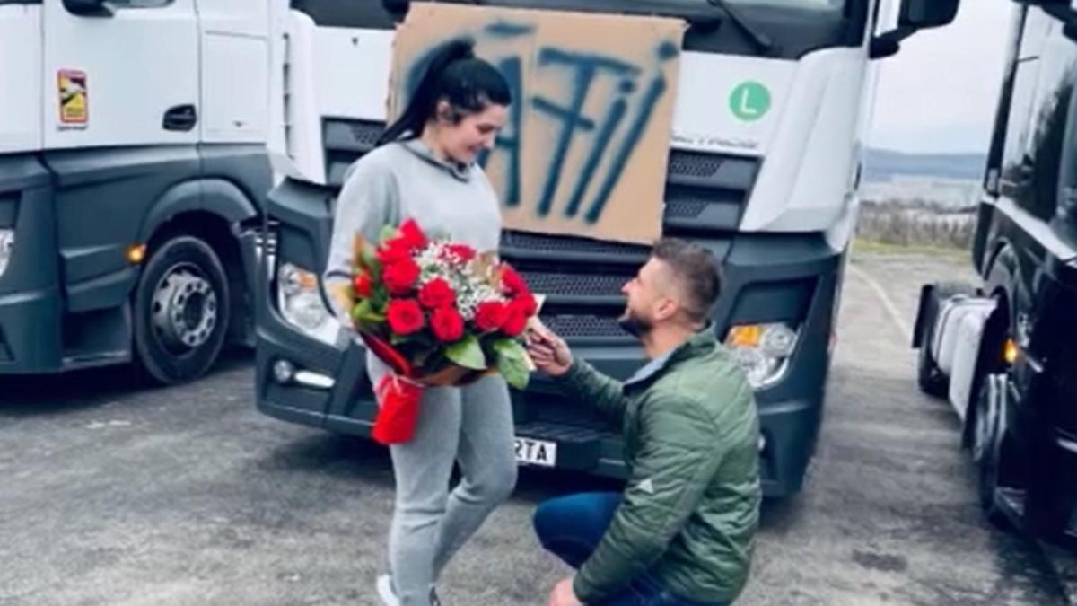 sofer-roman-de-tir--cerere-in-casatorie-emotionanta-a-blocat-un-drum--dar-nimeni-nu-s-a-suparat--ba-din-contra--au-tras-pe-dreapta-si-i-au-felicitat