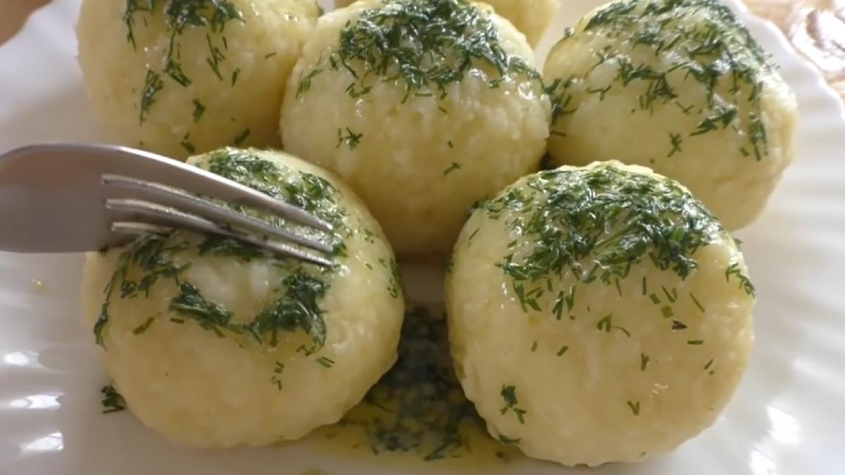 galuste-de-cartofi-cu-verdeata--fara-faina--atat-de-pufoase-si-delicioase-incat-o-sa-te-lingi-pe-degete