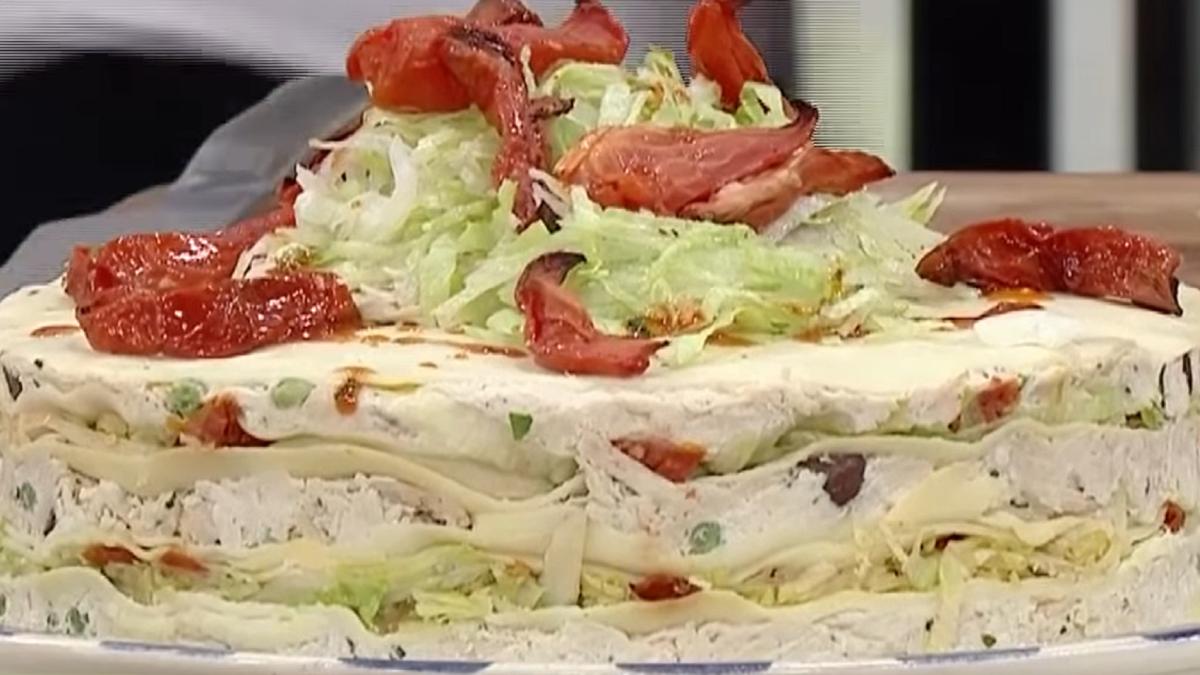 turnul-de-clatite-cu-pui--un-preparat-la-care-n-ai-cum-sa-spui-nu--reteta-simpla-si-trucuri-ca-sa-iti-iasa-ca-unui-adevarat-masterchef