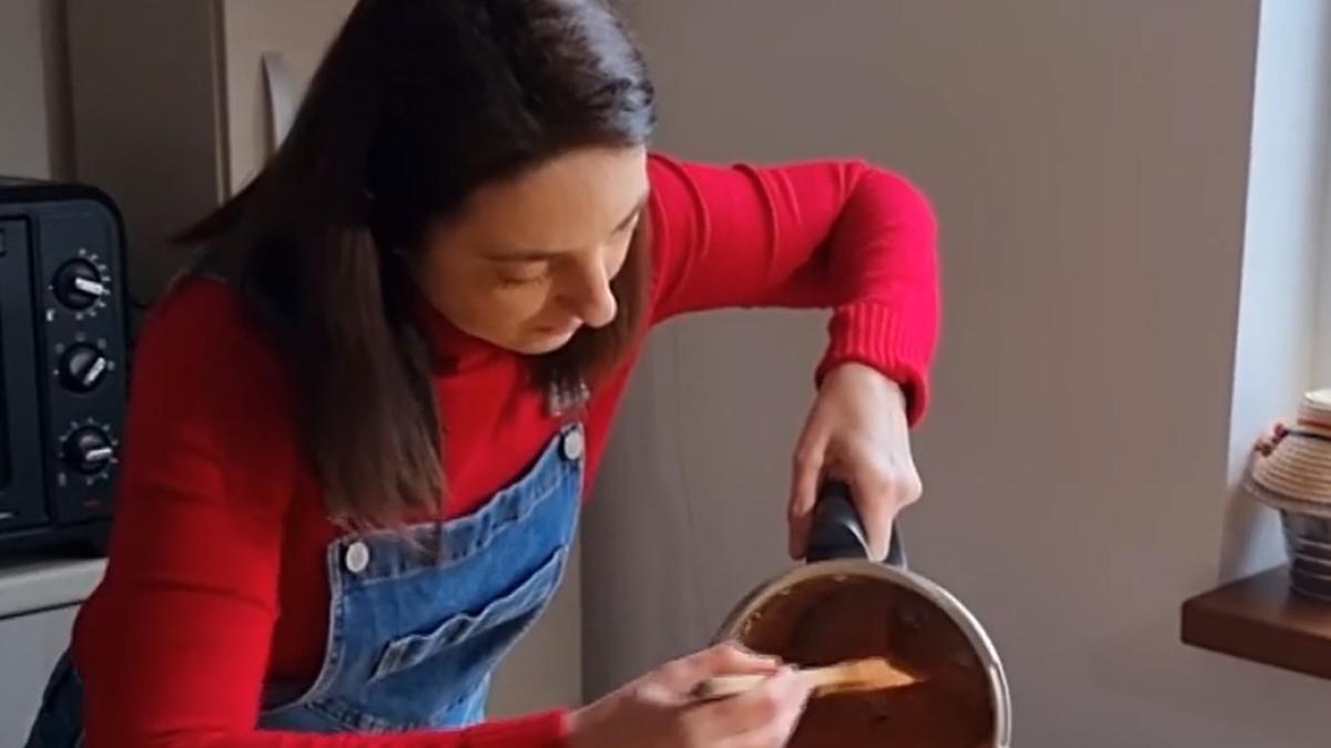 o-romanca-a-dat-lovitura-pe-internet-cu-o-reteta-de-parizer--secretul-de-la-mama-ei