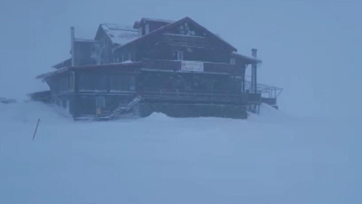 vreme-la-extreme--in-romania-fenomene-cu-totul-neobisnuite--la-poalele-muntilor-e-primavara--iar-pe-culmi-s-a-dezlantuit-urgia