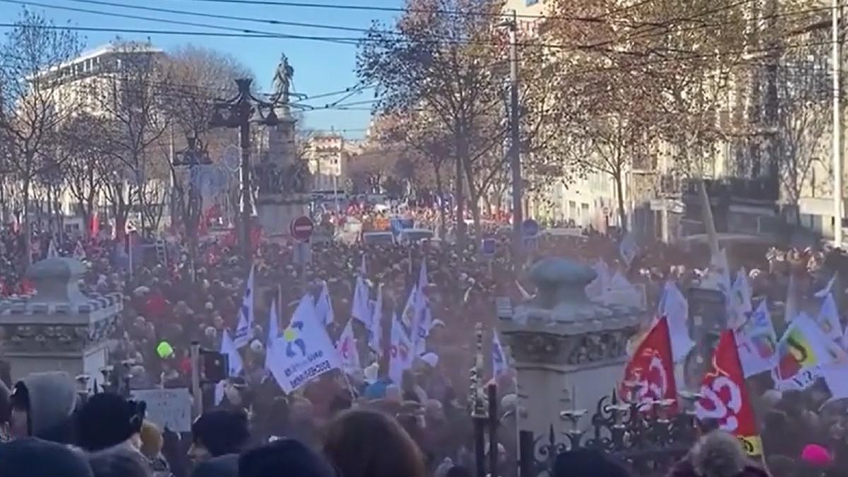 franta--paralizata-de-proteste-greva-nationala--o-provocare-majora-pentru-emmanuel-macron