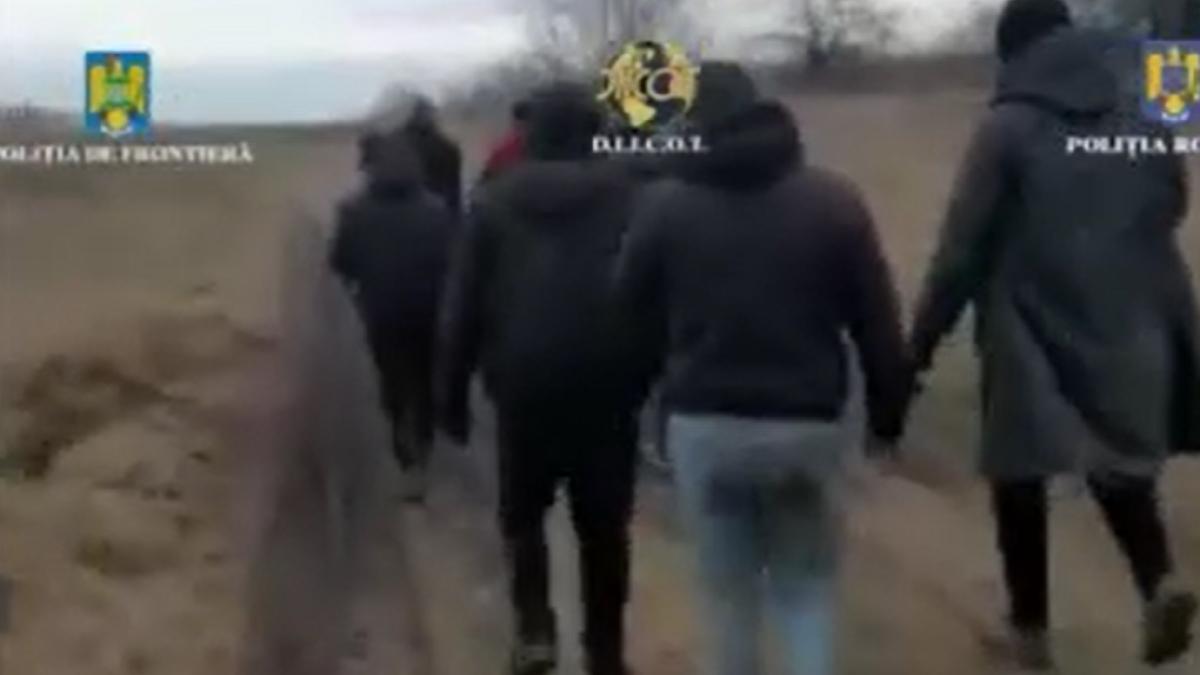 retea-de-traficanti-de-migranti--formata-din-cetateni-romani-si-bulgari--destructurata--treceau-oameni-cu-barcile-pe-dunare