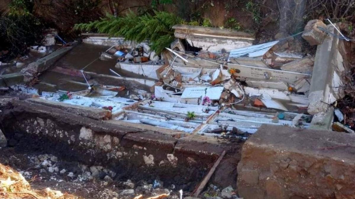 italia--zeci-de-sicrie-au-ajuns-intr-un-parau--dupa-ce-o-parte-din-cimitir-s-a-prabusit