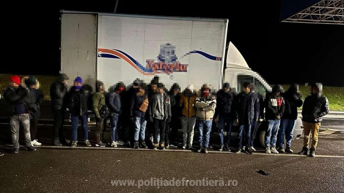 zeci-de-migranti--surprinsi-in-timp-ce-se-ascundeau-intr-un-camion--intr-o-parcare-de-langa-nadlac