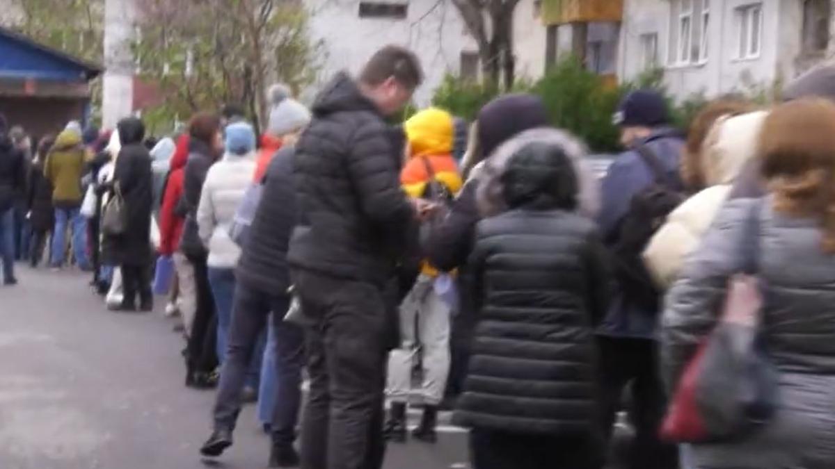 zeci-de-romani-s-a-batut-pentru-un-loc-de-munca-la-o-fabrica-din-tulcea