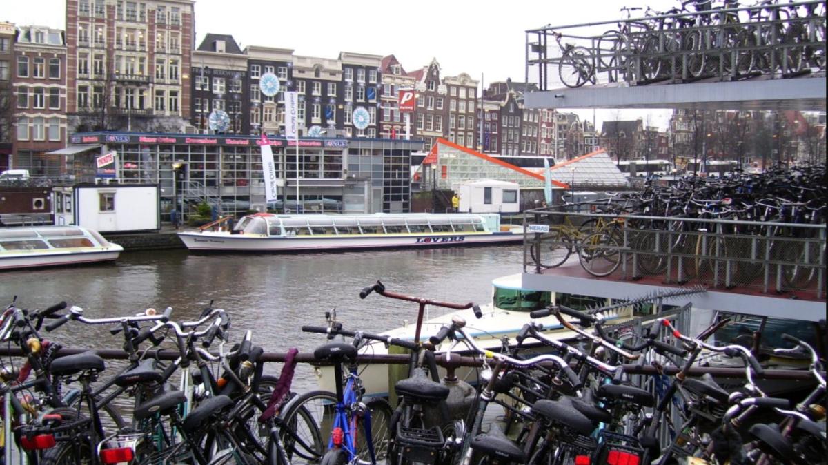 amsterdam-parcare-pentru-biciclete