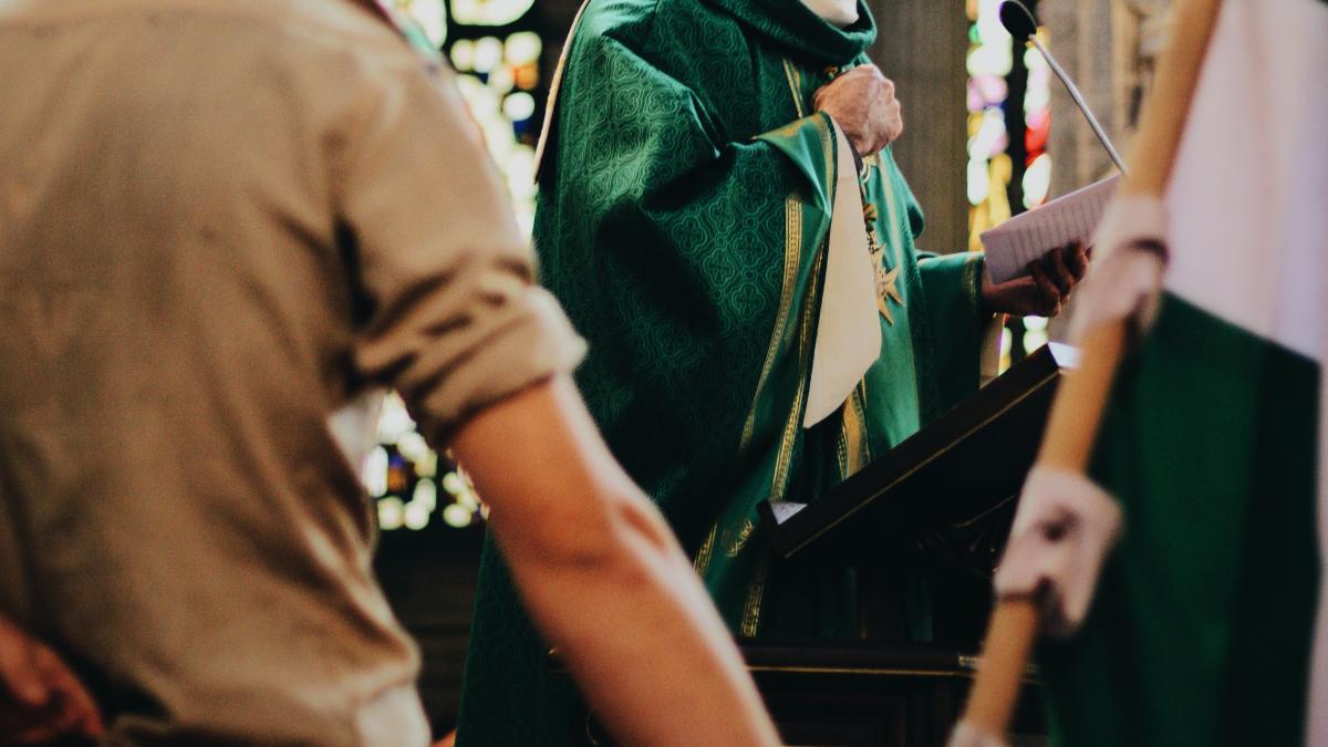 scuze-din-ce-in-ce-mai-fanteziste--cum-au-reusit-trei-romani-din-italia-sa-stoarca-de-bani-un-preot-escrocherie-de-100-000-de-euro-in-parohie-1