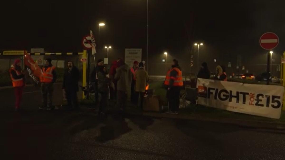 sute-de-angajati-amazon--prima-greva-din-marea-britanie-pana-si-robotii-din-depozite-suntprc-c2prc-a0tratati-mai-bine