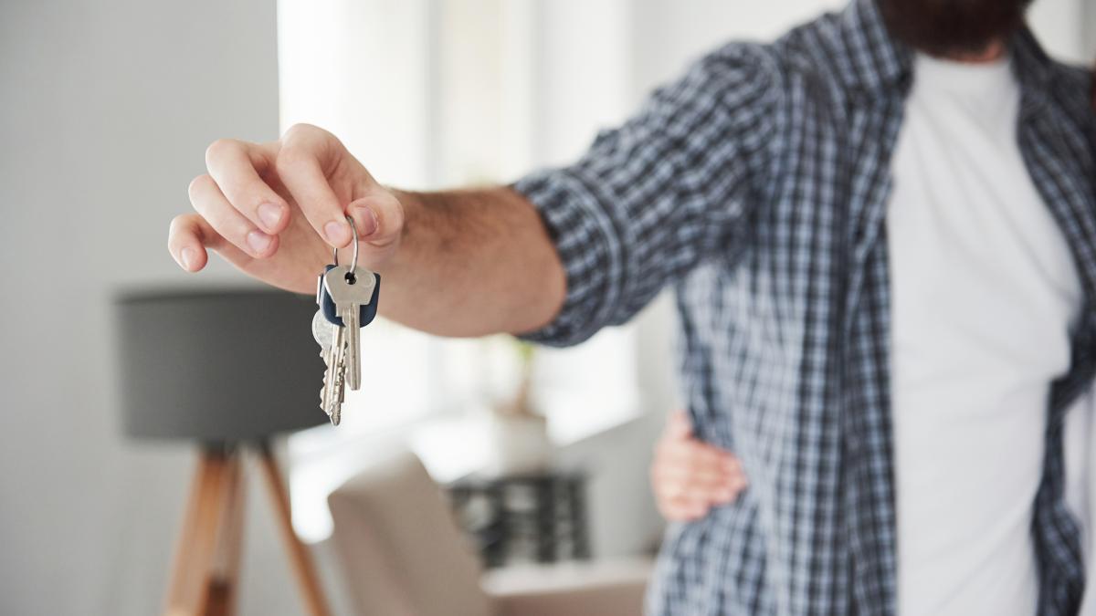 un-escroc-roman-si-a-inchiriat-apartamentul-la-noua-chiriasi-diferiti-metoda-prin-care-racola-clientii