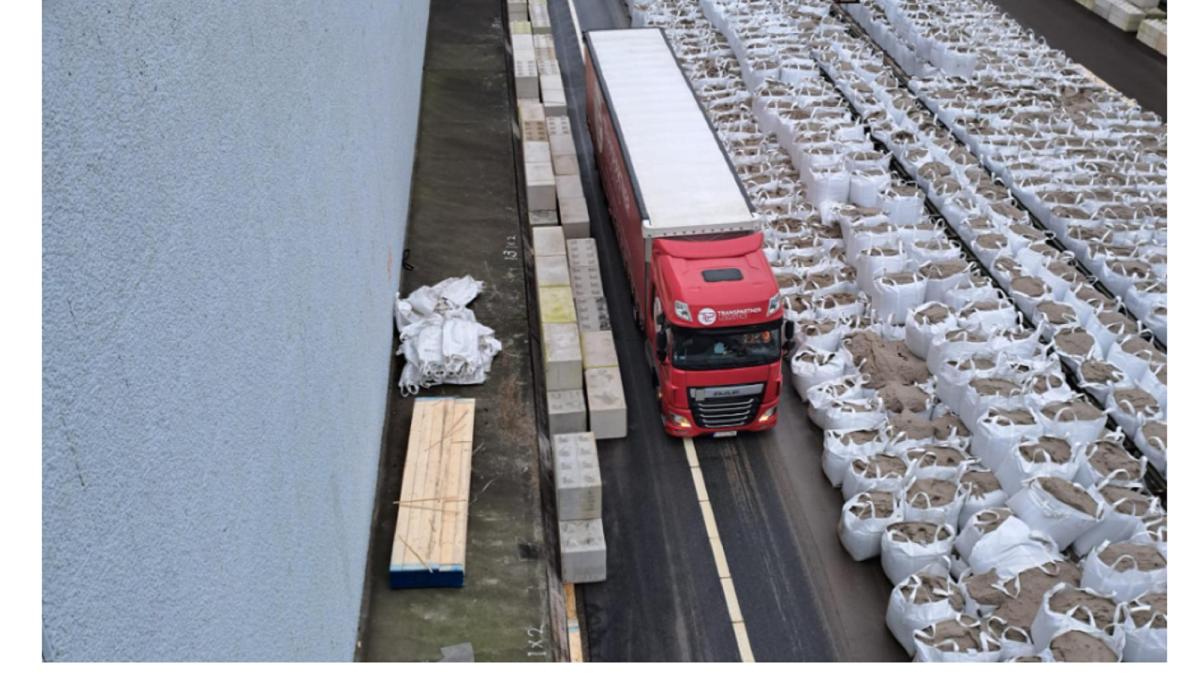 un-sofer-roman-de-camion--peripetii-pe-o-autostrada-din-olanda-amendat-dupa-ce-a-ignorat-toate-semnele-de-oprire-si-s-a-blocat-intre-sacii-de-nisip---foto-1