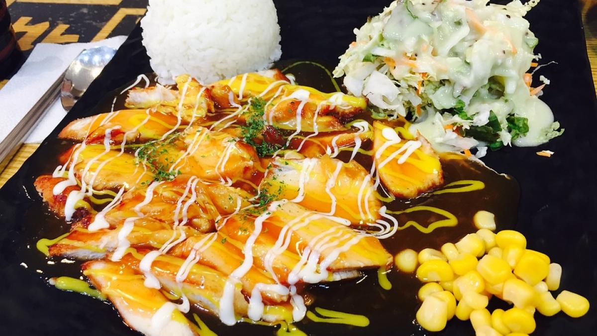 pui-la-gratar-cu-sos-de-lapte-batut-o-reteta-simpla--sanatoasa-si-neasteptat-de-delicioasa--noteaz-o-acum