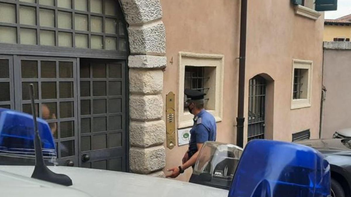 italia--un-roman-si-a-batut--violent--sotia--apoi-a-atacat-carabinieriiprc-c2prc-a0