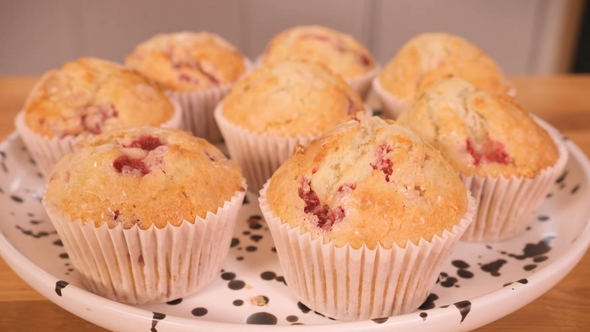 briose-cu-capsuni-si-ciocolata