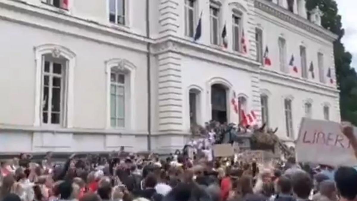 franta--sute-de-mii-de-francezi-au-iesit-in-strada--nemultumiti-de-reforma-sistemului-de-pensii
