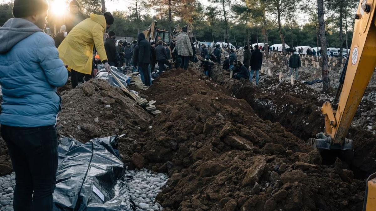 imagini-terifiante-din-cimitirele-arhipline-din-turcia-si-siria--imamii-oficiaza-slujbe-de-inmormantare-pentru-10-persoane-odata