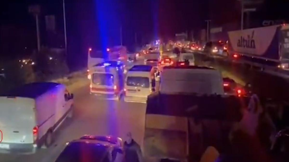 haos-in-traficul-rutier-din-provincia-turca-hatay---voluntari-vin--iar-sinistratii-pleaca