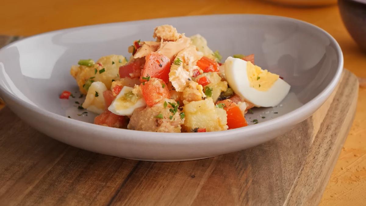 salata-taraneasca-din-cartofi--ceapa-verde-si-ou--minune-de-reteta--gata-in-cateva-minute