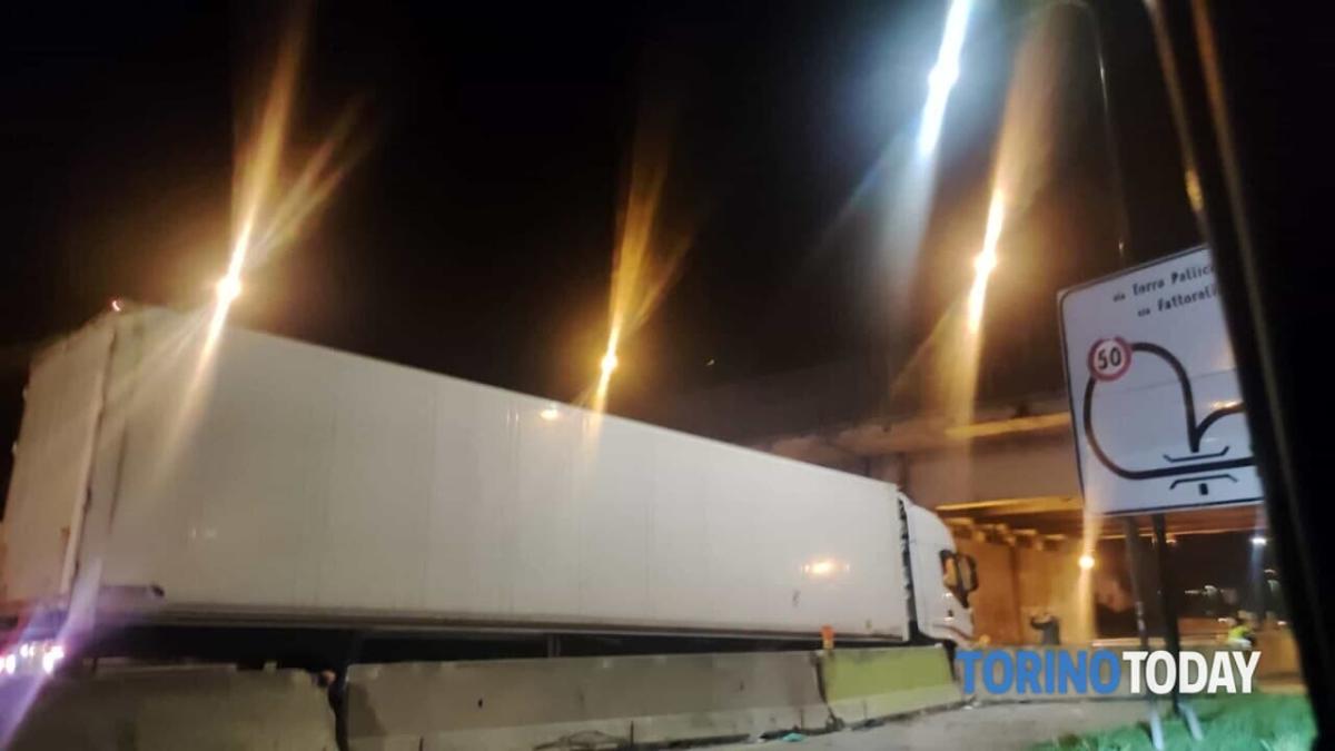 tir-incastrato-lungostura-lazio-230214-1