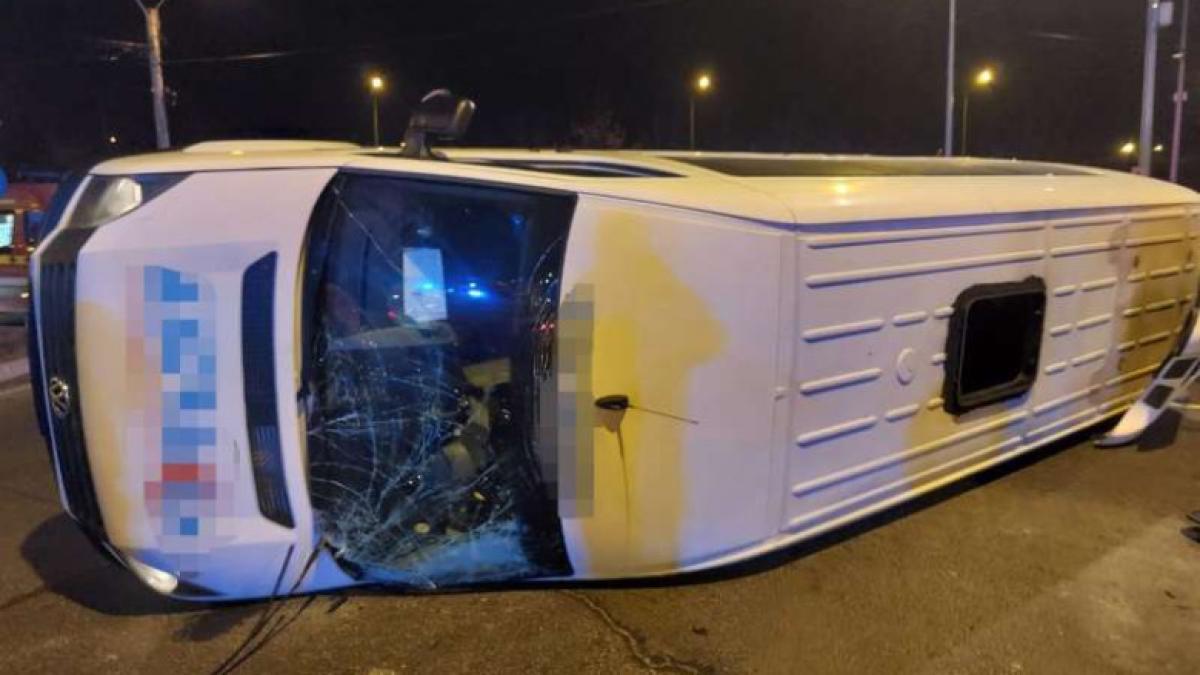 un-microbuz-cu-romani-s-a-rasturnat-dupa-coliziunea-cu-o-masina