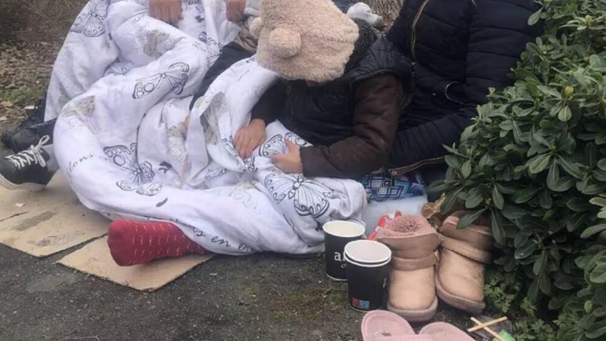 o-familie-de-romani-cu-doi-copii-mici-locuiesc-pe-o-cutie-de-carton--in-franta--au-plecat-din-tara-pentru-un-trai-mai-bun-cum-ii-putem-lasa-sa-doarma-aici-noaptea