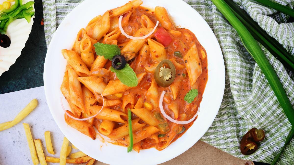 penne-cu-ton-si-sos-de-rosii-cherry
